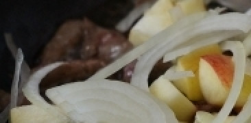 1. Этап. Печень с яблоками: Добавить яблоки и лук, перемешать. Обжаривать в течение 5 минут.