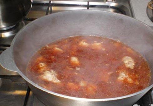 1. Этап. Ризотто с кроликом: 4. В казанок сложим мясо, добавляем грибы, томатную пасту и лук. Вольем сухого вина, добавим растолченный чеснок, хорошо посолим и поперчим. Вольем бульон (один литр) и минут тридцать тушим.