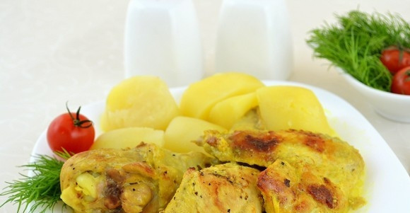 1. Этап. Курица в молоке: Запекайте блюдо в течение 30-40 минут. Иногда поливайте курицу молоком со дна формы. Приятного аппетита!