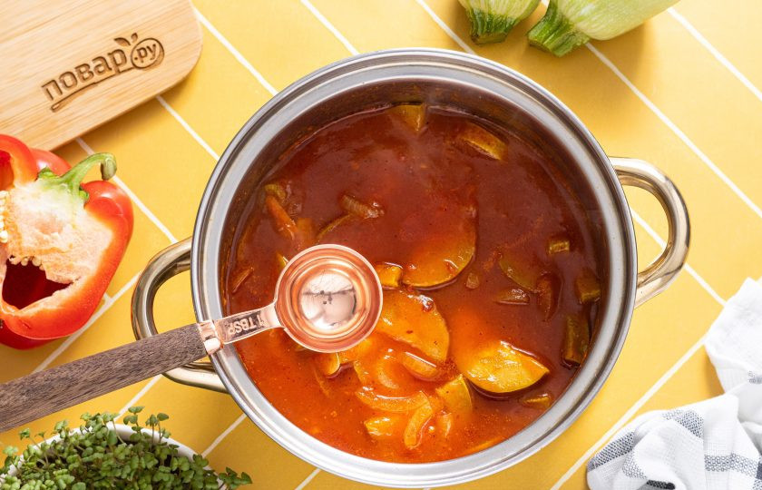 1. Этап. Лечо из кабачков без стерилизации: Влейте уксус через 2 минуты. Перемешайте и снимите с плиты.