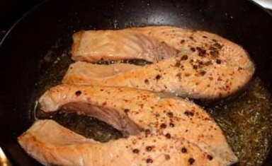 1. Этап. Жареная стерлядь: Жарим стерлядь на растительном масле на сковороде до румяной золотистой корочки около 10-15 минут.