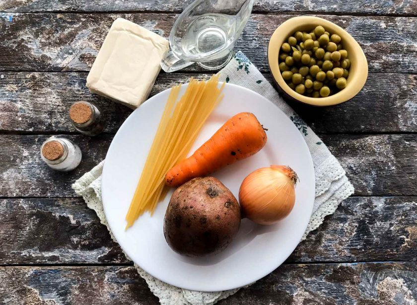 1. Этап. Сырный суп с зеленым горошком: Для приготовления сырного супа с зеленым горошком подготовьте все необходимые ингредиенты.