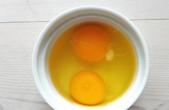 1. Этап. Болтунья в микроволновке: 2. В чашку или тарелочку (которую можно поместить в микроволновку!) вбейте яйца.