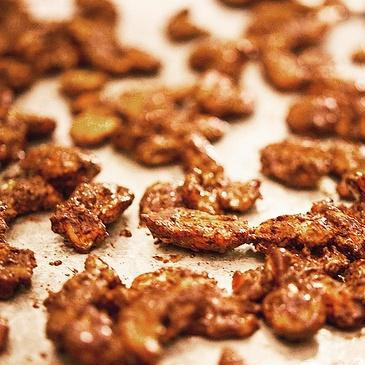 1. Этап. Пряные орехи: 5. Выпекать в духовке при 120 градусах в течение одного часа, помешивая каждые 15-20 минут, до тех пор, пока орехи не станут сухими, а сахар не будет оставаться на пальцах при прикосновении.