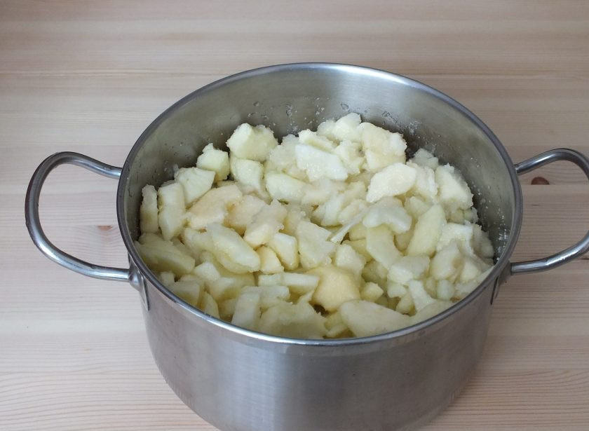 1. Этап. Яблочный джем с апельсинами: Когда все яблоки нарежете, слейте из кастрюли соленый раствор. Дайте полностью стечь жидкости, взвесьте яблоки. На 1 кг. долек возьмите 600 грамм сахара. Засыпьте яблоки, перемешайте. Поставьте на малый огонь и варите после закипания 10-15 минут.