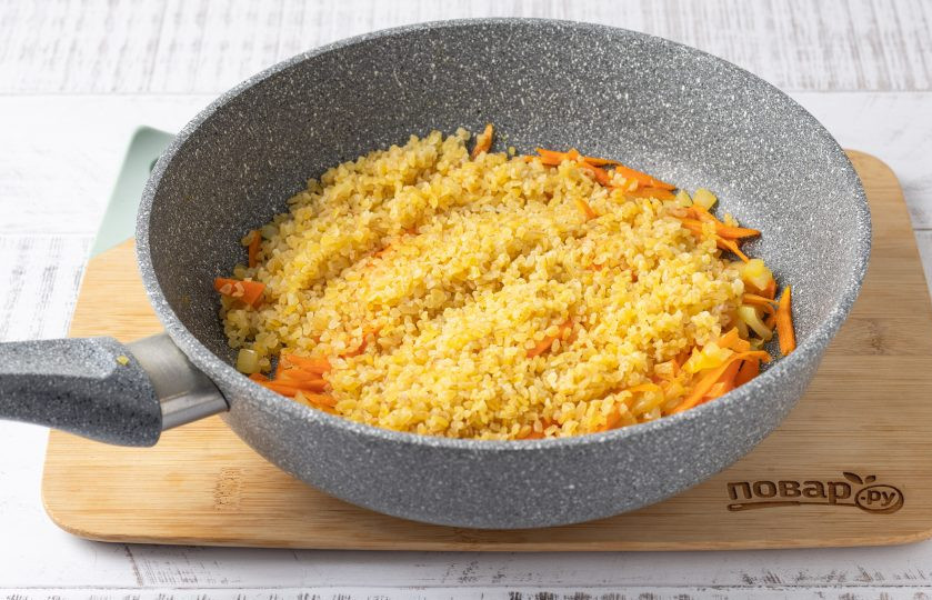 1. Этап. Булгур с овощами на плите: Добавьте булгур и жарьте еще около 5 минут.