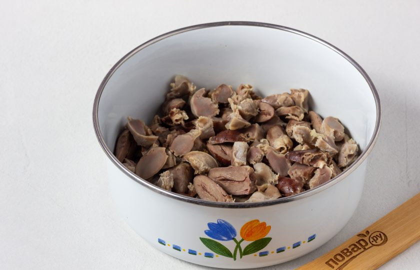 1. Этап. Салат с куриными потрошками: Когда потрошки сварятся, извлеките их из бульона, немного охладите и нарежьте не очень мелко. Лишнее уберите.