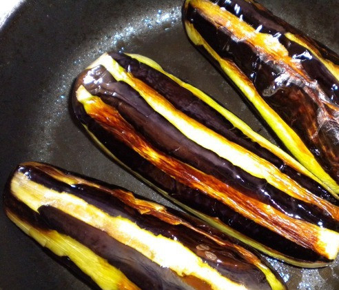 1. Этап. Баклажаны по-армянски: 1. С баклажанов частично по кругу снимаем кожицу, чтобы получились полосочки. Обжарим на растительном масле, пока они не станут мягкими.