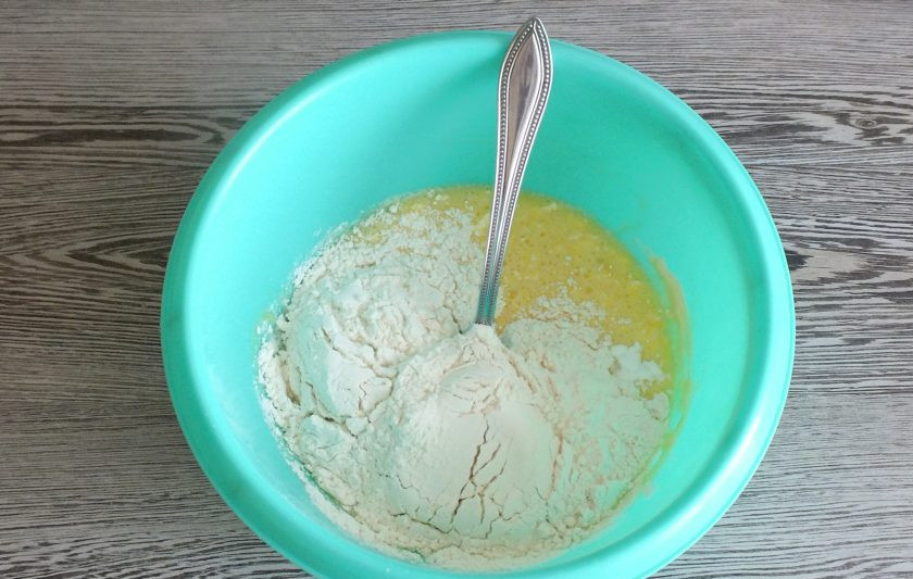 1. Этап. Тарталетки с орехами и карамелью: Всыпьте муку, ванилин, соду.