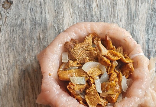 1. Этап. Бомбочки из индейки с лисичками: В пиалки с филе распределить начинку.