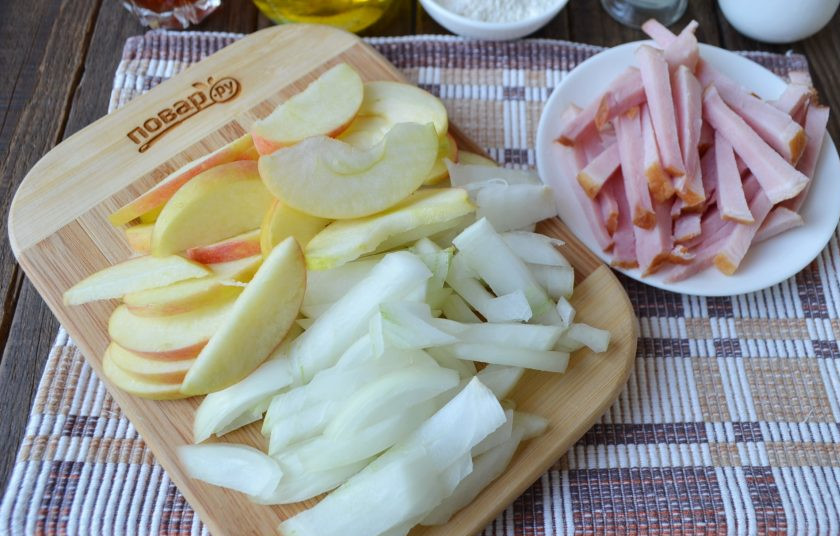 1. Этап. Неожиданные спагетти с коньяком: Очистите луковицу, вымойте лук и яблоко. Порежьте буженину, лук, яблоко произвольно.