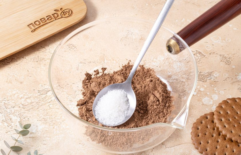 1. Этап. Какао классический: В сотейнике смешайте какао-порошок с сахаром.