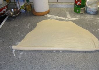 1. Этап. Самса уйгурская: 4. Теперь можно заняться тестом. Для его приготовления необходимо соединить взбитое со щепоткой соли яйцо с просеянной мукой и водой. Вымесить тесто, тонко раскатать его и свернуть плотной колбаской.