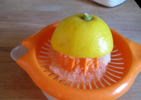 1. Этап. Огуречный салат Мизерия: 3. Выжмите сок лимона.