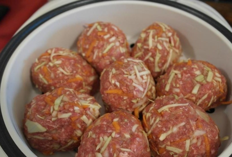 1. Этап. Ленивые голубцы (рецепты в мультиварке): 5. Из готового фарша формируем голубцы в виде плотных котлет и выкладываем в мультиварку на решетку. В чашу мультиварки набираем горячую воду (около литра) и выбираем программу 