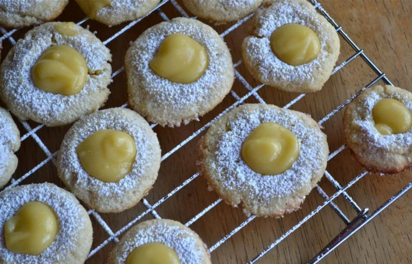 1. Этап. Творожно-банановое печенье диетическое: 3. Мед наоборот разогреваем, чтобы он был густым (но не жидким!). Выкладываем понемногу твердого меда в каждое углубление. Готово!