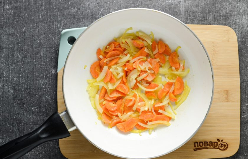 1. Этап. Соте из баклажанов: Морковь помойте, очистите и нарежьте тонкими ломтиками. Обжарьте на сковороде 2-3 минуты, затем добавьте нарезанный лук полукольцами. Жарьте овощи еще 3-4 минуты.