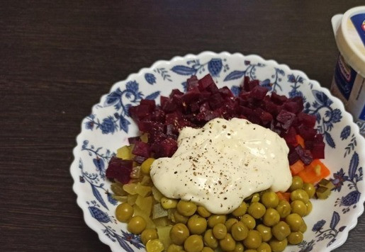 1. Этап. Овощной салат с сырно-чесночной заправкой: Добавить в овощную нарезку заправку.