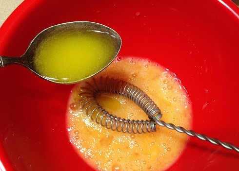 1. Этап. Поповеры с лососем и творогом: 2. Взбиваем яйца с солью и добавляем растопленное сливочное масло. Размешиваем.