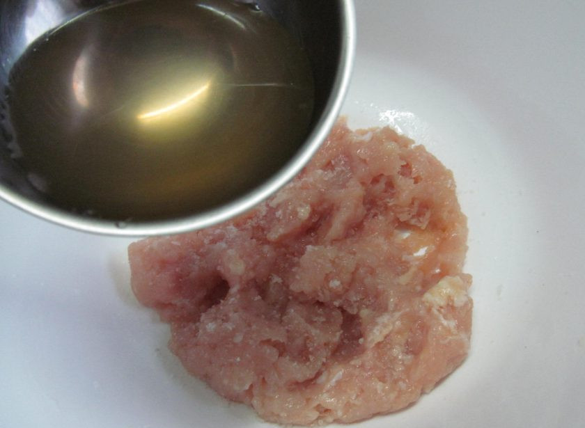 1. Этап. Праздничный мясной рулет: Куриную грудку пропустите через мясорубку, добавьте соль по вкусу, влейте оставшийся бульон и 1 ч. ложку сухого чеснока. Перемешайте и отправьте в холодильник на 4 часа.