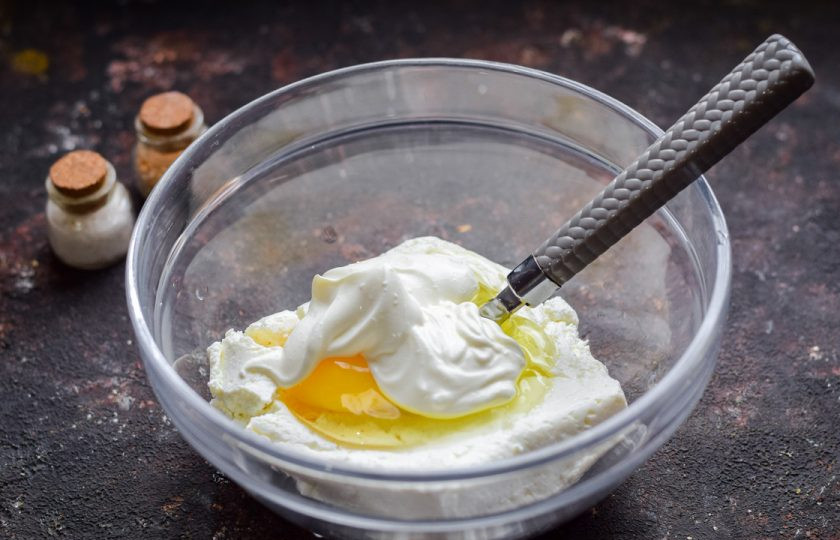 1. Этап. Творожная запеканка ПП: Добавьте несколько ложек йогурта.