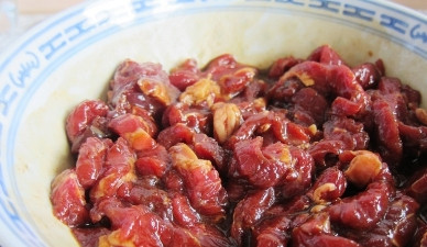 1. Этап. Мясо в воке: Смешиваем ингредиенты для маринада. Заливаем мясо маринадом.