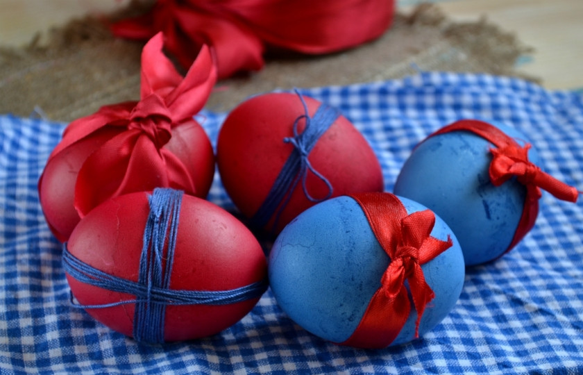 1. Этап. Красивые пасхальные яйца: Украсьте яйца подходящими по цвету ленточками и нитками.