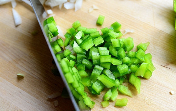 1. Этап. Соус к спагетти с фаршем: 2. Измельчите кубиками болгарский перец.