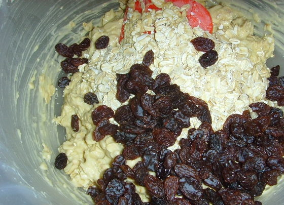 1. Этап. Овсяное печенье Английский поцелуй: 7. К овсяным хлопьям выложите изюм или любые другие сухофрукты.