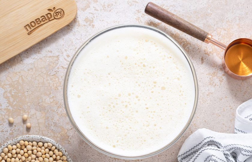 1. Этап. Соевый крем-чиз: Подогрейте соевое молоко до 85 градусов, влейте в него яблочный уксус. Перемешайте, накройте крышкой и оставьте на 1 час в покое. Молоко начнет разделяться на творожистую массу и сыворотку.