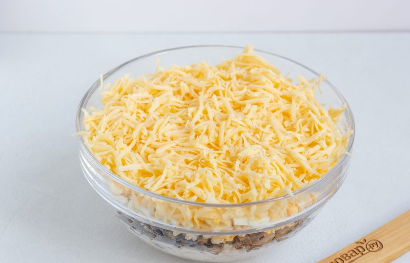 1. Этап. Салат Кучерявый: И последний слой - натертый на мелкой терке сыр. Уберите салат в холодильник на 20-30 минут и можно подавать к столу!