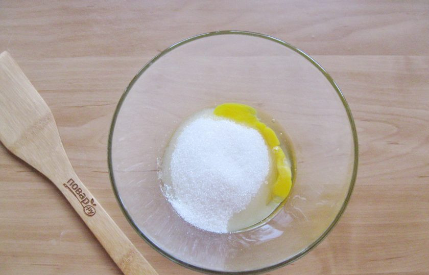 1. Этап. Кекс на кефире с корицей: В миску разбейте яйцо, и добавьте сахар.