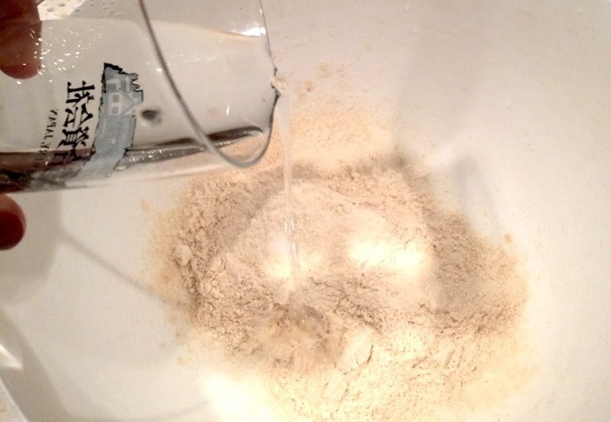 1. Этап. Индийские лепешки Пури: 3. Тонкой струйкой вливайте воду, не заливайте ней сухие ингредиенты.