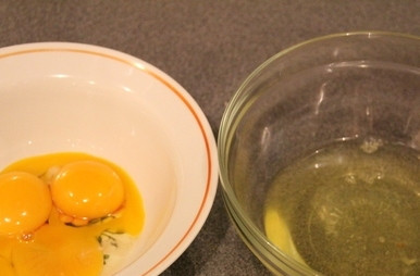 1. Этап. Пудинг из манки: Отделяем белки от желтков.