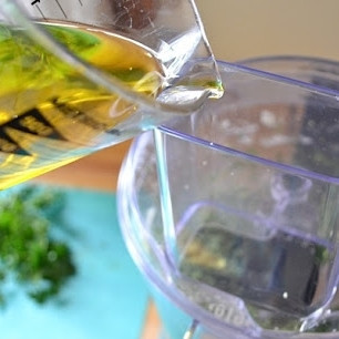 1. Этап. Диетическая паста: Добавляем в получившуюся крошку оливковое масло и лимонный сок. Взбиваем еще раз - получится песто (по консистенции что-то сродни аджике).