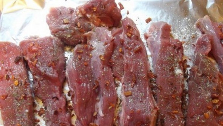 1. Этап. Говядина в соли: 2. Теперь мясо режем кусочками и выкладываем вплотную друг к другу. Если мясо старое - лучше его чуть отбить. Сверху опять же обильно посыпаем солью и специями.