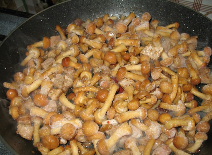 1. Этап. Картошка со свининой и грибами на сковороде: Грибы моем и отправляем на сковороду к мясу. У меня были замороженные опята. Я их предварительно не размораживала.