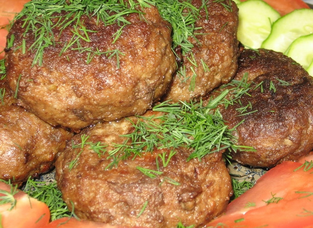 1. Этап. Бифштекс из фарша: Подавать бифштексы горячими. Можно посыпать зеленью. Приятного аппетита!