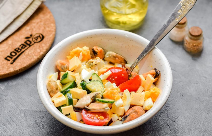 1. Этап. Салат с мидиями: Заправьте салат маслом, добавьте соль и молотый перец. Перемешайте и подавайте к столу.