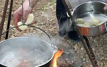 1. Этап. Шурпа в казане на костре: Через час добавить морковь, картошку.