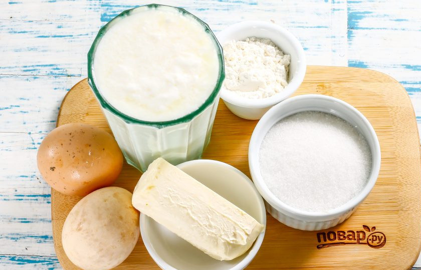 1. Этап. Заварной крем на кефире: Подготовьте указанные ингредиенты. Кефир лучше всего использовать фермерский, так как магазинный продукт может расслоиться и образовать в креме мелкие комочки.