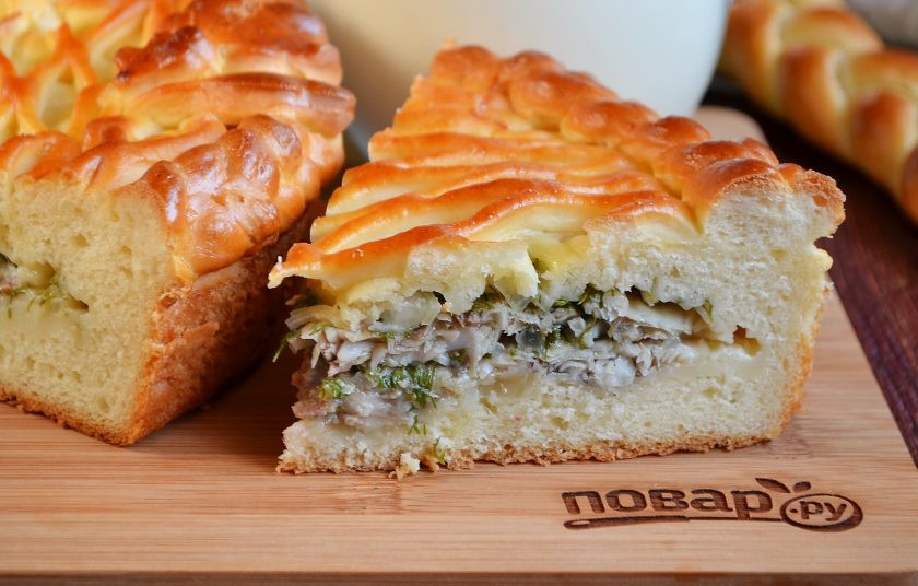 1. Этап. Пирог с мойвой и укропом: 11. Еще горячий пирог смажьте кусочком сливочного масла. Остудите и угощайтесь!