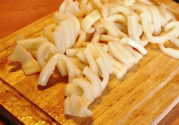 1. Этап. Кальмары жареные: Бланшированного кальмара (это так называется) нарезаем на небольшие кусочки для обжарки. Размер - на усмотрение, как вам больше нравится. Я люблю так, как на фото.