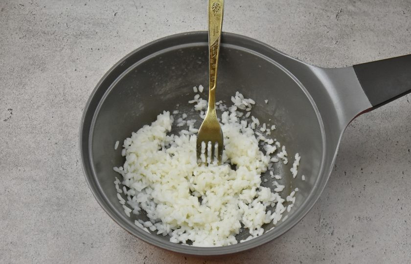 1. Этап. Пасхальный салат с консервированным лососем: Для начала отварите рис, промыв предварительно крупу под проточной водой. Залейте рис 150 мл. кипятка и доведите до кипения. Добавьте соль. Накройте сотейник крышкой, уменьшите огонь до минимального и врите до готовности в течение 15 минут. Готовый рис разрыхлите вилкой и остудите.