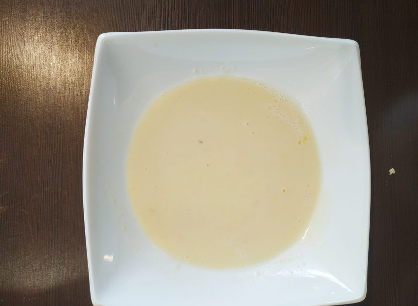 1. Этап. Яичные палочки: Молоко нагрейте, но не доводите до кипения. Добавьте к муке с маслом и хорошо перемешивайте до загустения. Нам нужно заварить муку, поэтому молоко должно быть достаточно горячим.