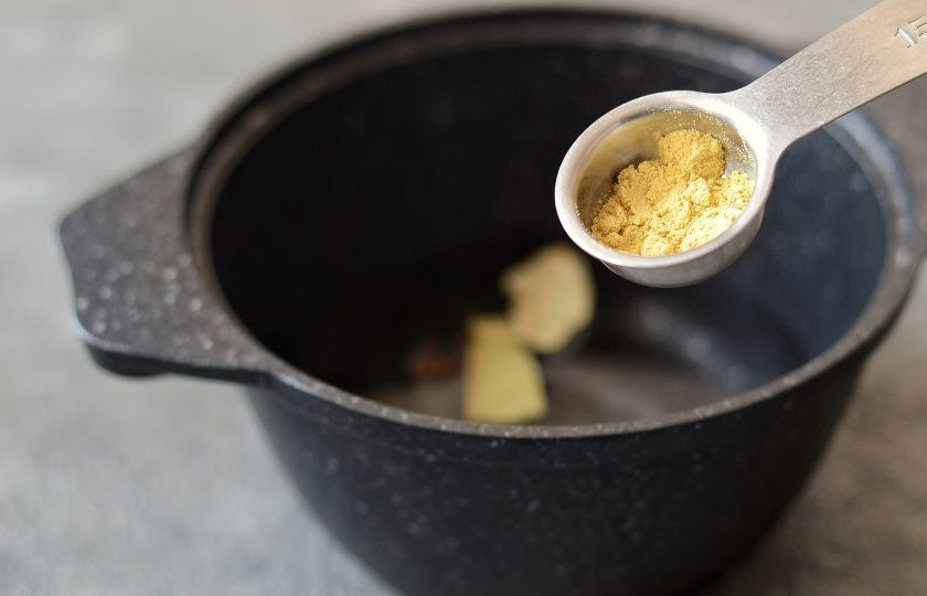 1. Этап. Маринованные сливы с горчицей на зиму: Убавьте огонь, оставьте воду на плите еще на 4 минуты. Добавьте уксус и горчичный порошок. Хорошо размешайте.