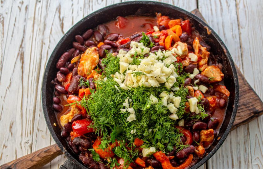 1. Этап. Лобио с курицей и красной фасолью: Добавьте зелень и чеснок, перемешайте и снимите с плиты.