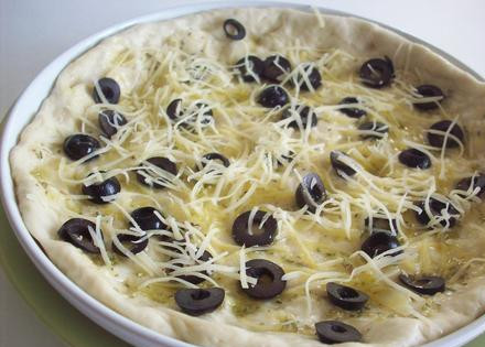 1. Этап. Итальянский хлеб фокачча: 4. Выложить на тесто оливки и посыпать тертым сыром. Разогреть духовку и поставить в нее форму с хлебом. За 20 минут хлеб должен пропечься.