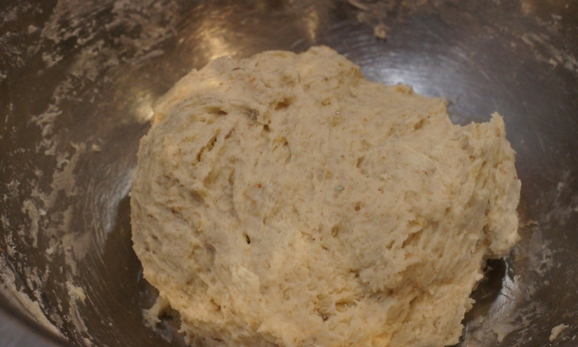 1. Этап. Лепешки без дрожжей: 2. За это время можно просеять муку и добавить в нее соль. Постепенно вводить в кефир муку, постоянно помешивая. Тесто должно быть в меру густым и эластичным. Когда тесто готово, накрыть его полотенцем и оставить минут на 30-35.