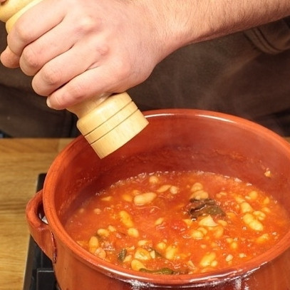 1. Этап. Фасоль тушеная с помидорами: Посолить, поперчить и тушить 30 минут на среднем огне. Готово!